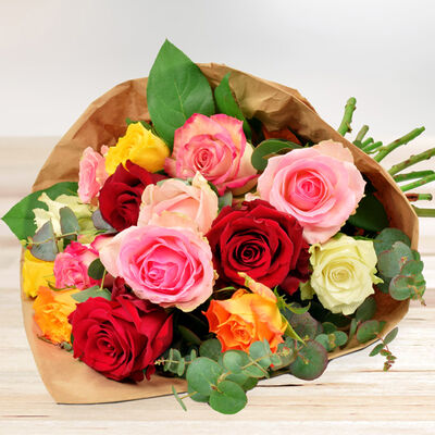 15 bunte Rosen  von Bluvesa auf blumen.de