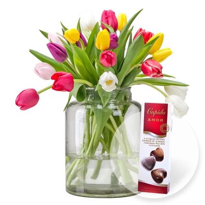 20 bunte Tulpen und Pralinen-Herzen von Valentins auf blumen.de