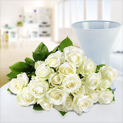 20 weiße Rosen mit blauer Vase von Blume2000.de auf blumen.de