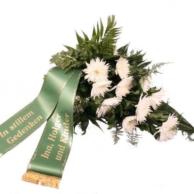 Trauerstrauß mit weißen Chrysanthemen von Blumenfee auf blumen.de