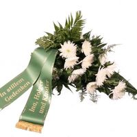 Trauerstrauß mit weißen Chrysanthemen von Blumenfee auf blumen.de