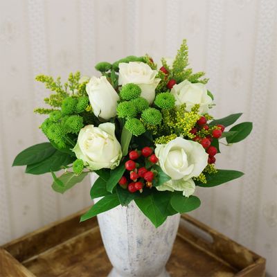 Blumenstrauß mit weißen Rosen von Blume Ideal auf blumen.de