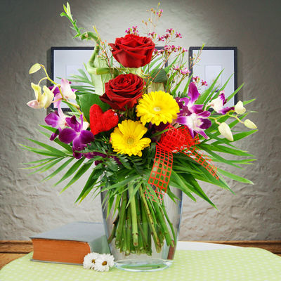 Blumenstrauß Herzensfreude Rot-Gelb von Bluvesa auf blumen.de