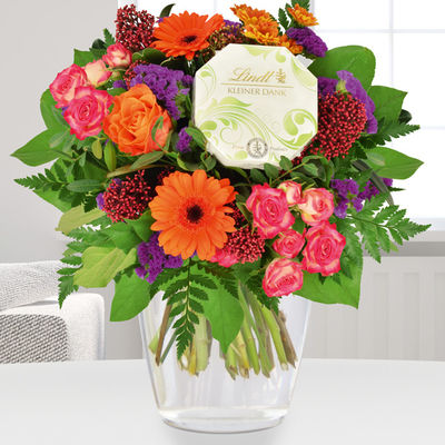 bunter Strauß mit Pralinen von Bluvesa auf blumen.de