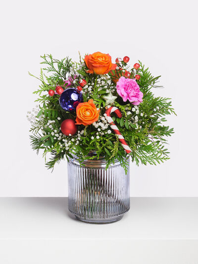 buntes Weihnachtsarrangement von Fleurop auf blumen.de