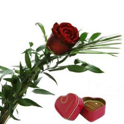 Einzelne rote Rose mit Praline von Florito FlowerPost auf blumen.de