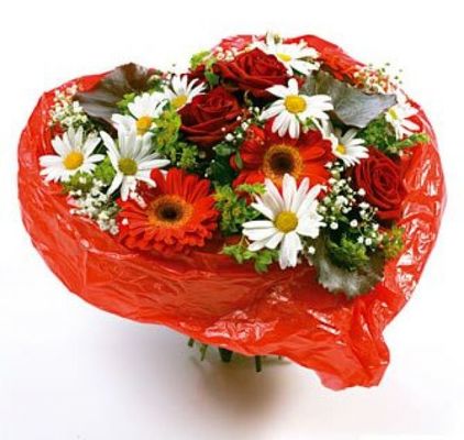 liebevoll gebundenes Herz aus Blumen von Flowers-deluxe auf blumen.de