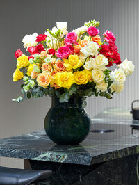 pompöses Arrangement mit Rosen von Fleurop auf blumen.de