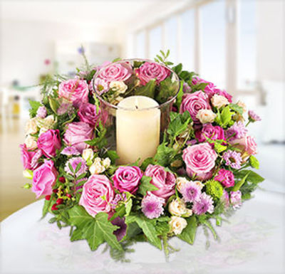 Rosa Blütenkranz inkl. Windlicht von Blume2000.de auf blumen.de