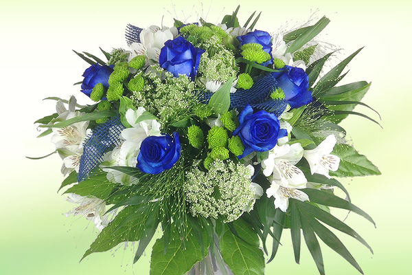 Blumenstrau/ß zur Geburt Junge Strau/ß mit blauen Rosen und Teddy