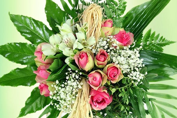 Rosenstrauß in Grün und Rosa von Rosenbote.de auf blumen.de