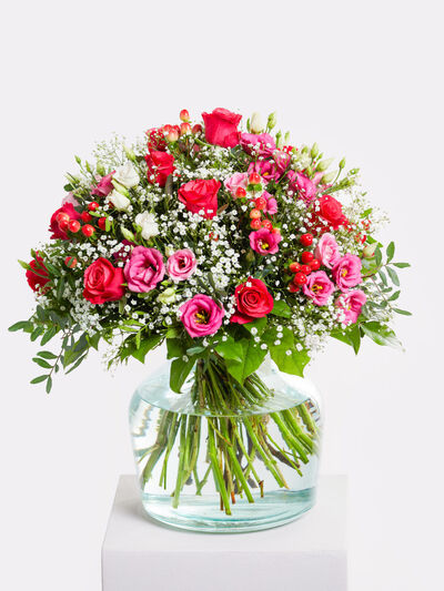 Strauß aus Rosen und Schleierkraut von Fleurop auf blumen.de