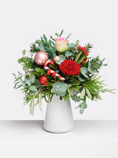 Strauß mit Weihnachtsdeko von Fleurop auf blumen.de