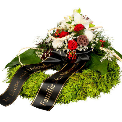 Trauerkranz mit roten Rosen und weißen Lilien von FloraPrima auf blumen.de