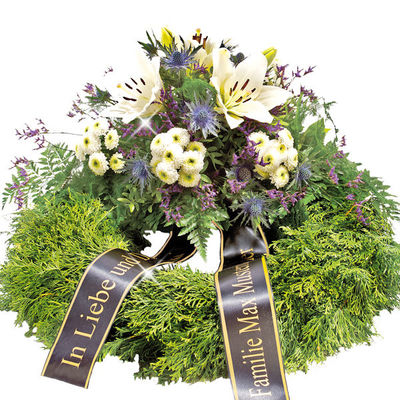 Trauerkranz mit weißen Lilien von FloraPrima auf blumen.de