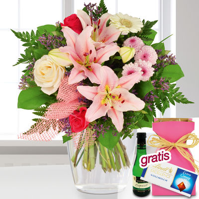 Zauberhafter Blumenstrauß mit Vase, Lindt Schokolade und Perlwein von Bluvesa auf blumen.de