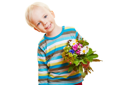 Enkel schenkt Blumen zum Omatag